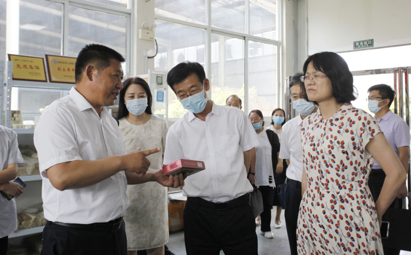 省科协主席吕国范一行深入南阳调研
